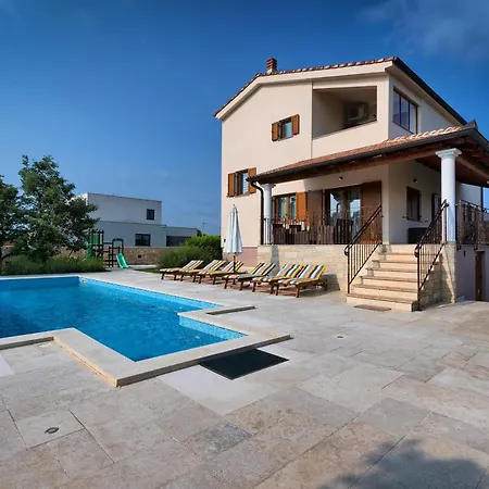 Stokovci In Istria For Families And Kids With A Large Garden And Playground * Svetvinčenat